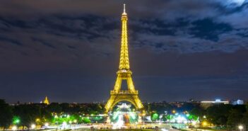 Warum darf man den Eiffelturm nachts nicht fotografieren? (Foto: Adobe Stock- Mistervlad)