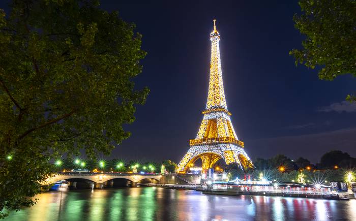 Der Eiffelturm darf nicht beleuchtet gepostet werden, da die Beleuchtung des Turms nur an bestimmten Tagen und zu bestimmten Anlässen erfolgt. (Foto: Adobe Stock-Mistervlad) 
