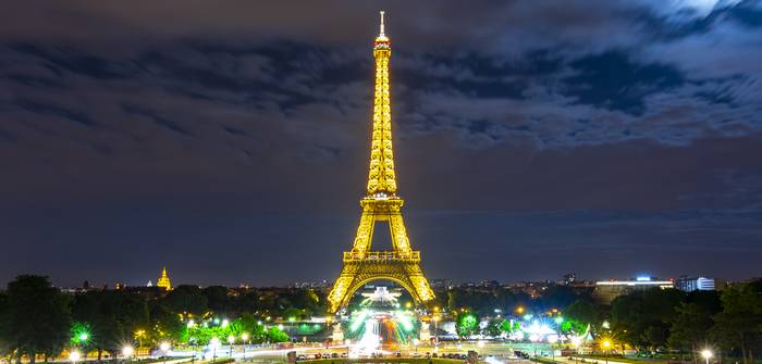 Warum darf man den Eiffelturm nachts nicht fotografieren? (Foto: Adobe Stock- Mistervlad)