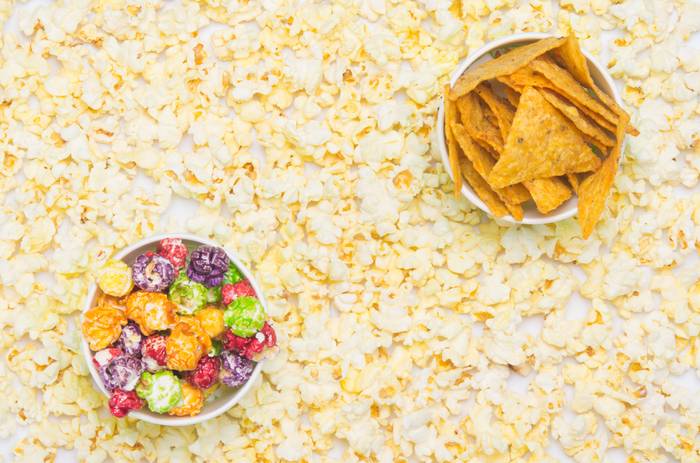 Kein Kinobesuch ohne Popcorn, Nachos und Eis! Oder doch? (Foto: AdobeStock - kurgu128)